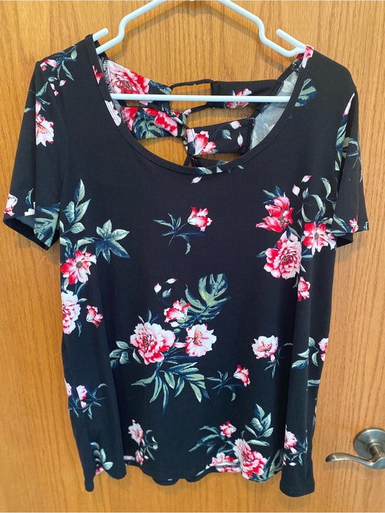 New York Laundry Tops - New York Laundry Women’s Short Sleeve Decorative Back Top